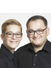 Fernsehstar Michael Trischan und Attila Trischan - „S C H W A M P F“ Geschichten zum Lachen